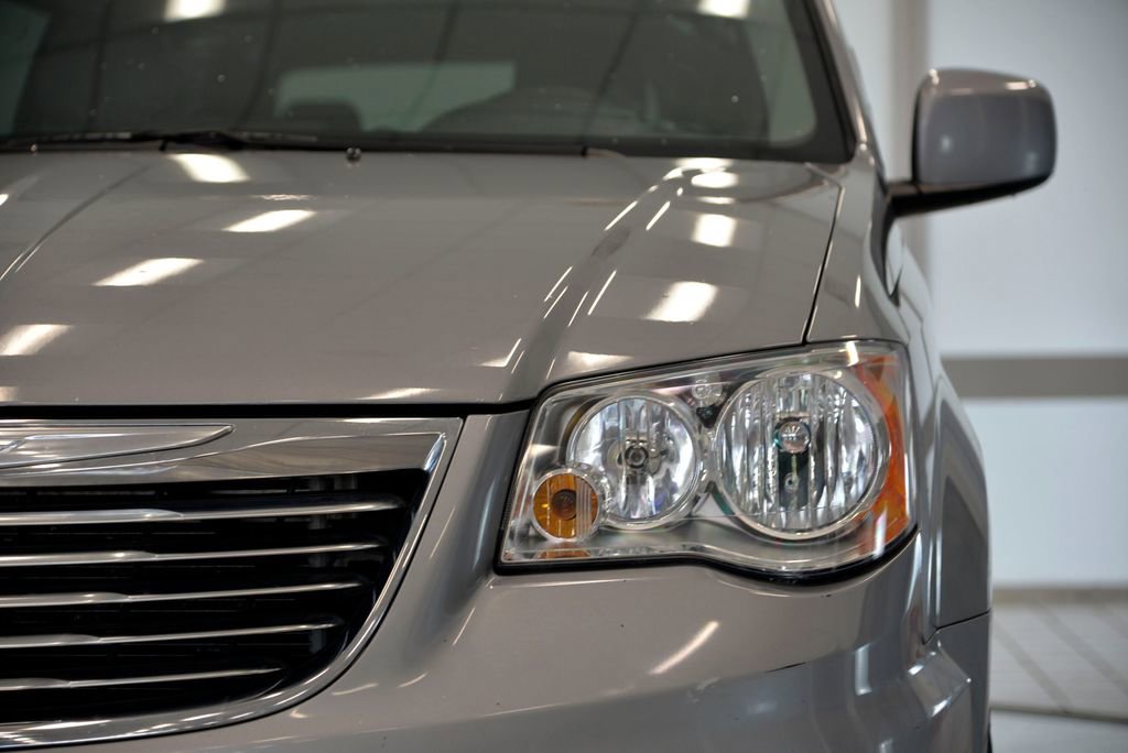 Used 2015 Chrysler Town & Country Touring FWD image 12