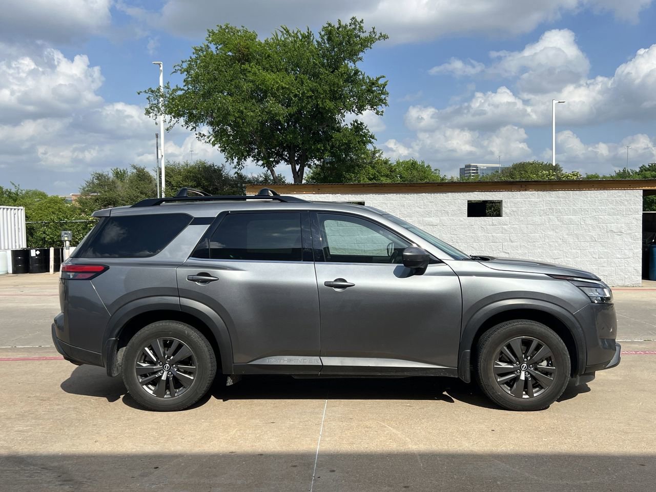 Used 2022 Nissan Pathfinder SV w/ SV Premium Package image 3