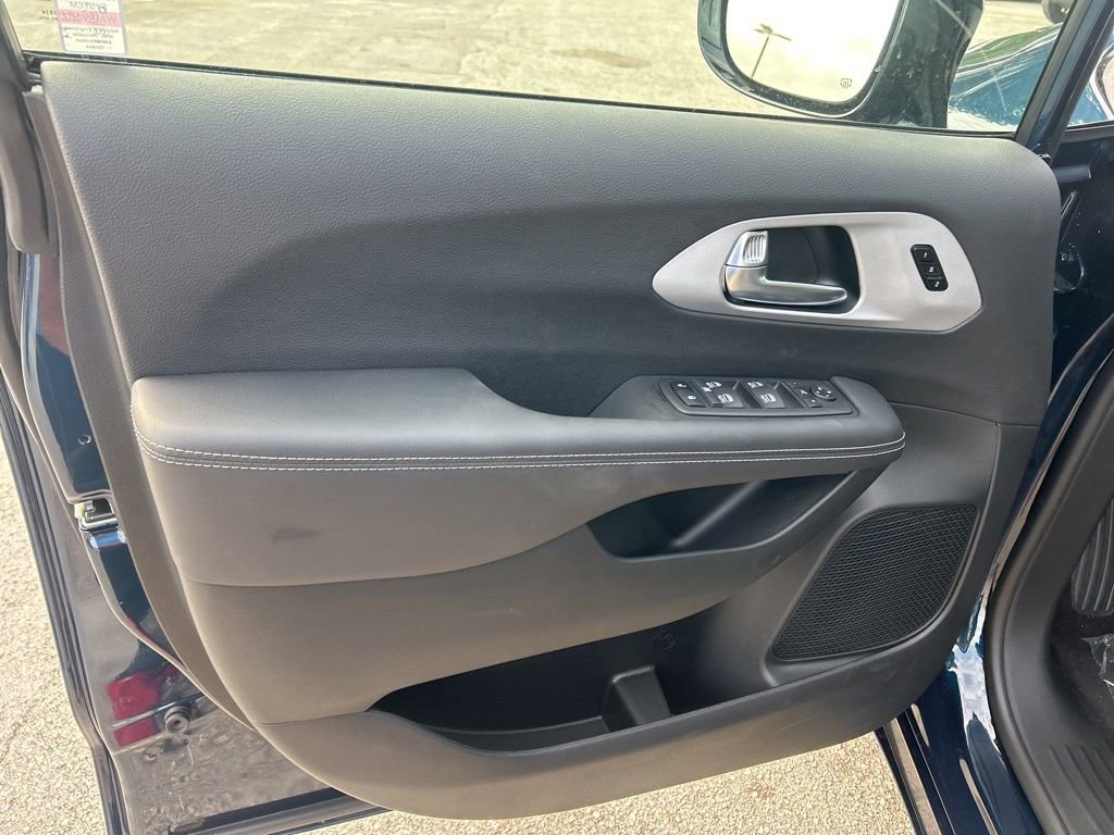 New 2025 Chrysler Pacifica Limited image 36