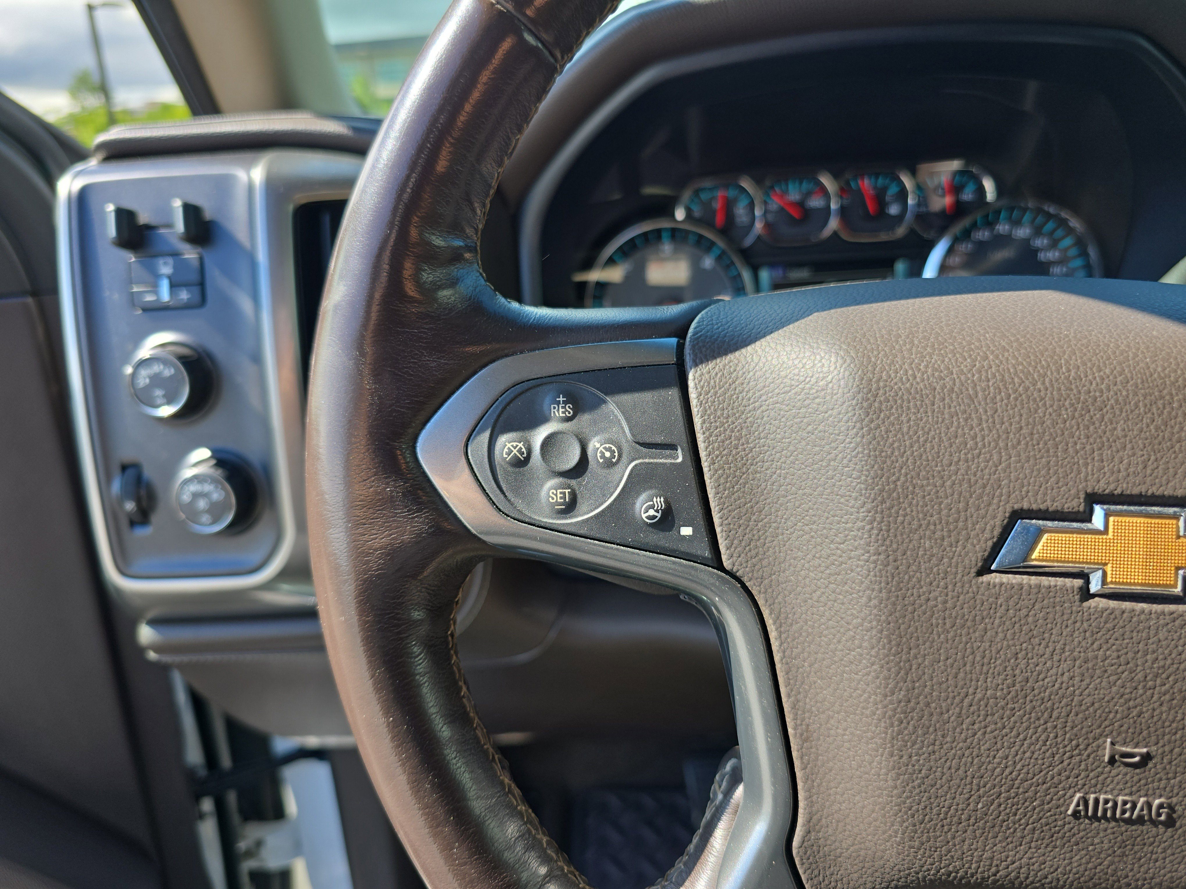Used 2018 Chevrolet Silverado 1500 LTZ Z71 w/ LTZ Plus Package AWD/4WD image 32