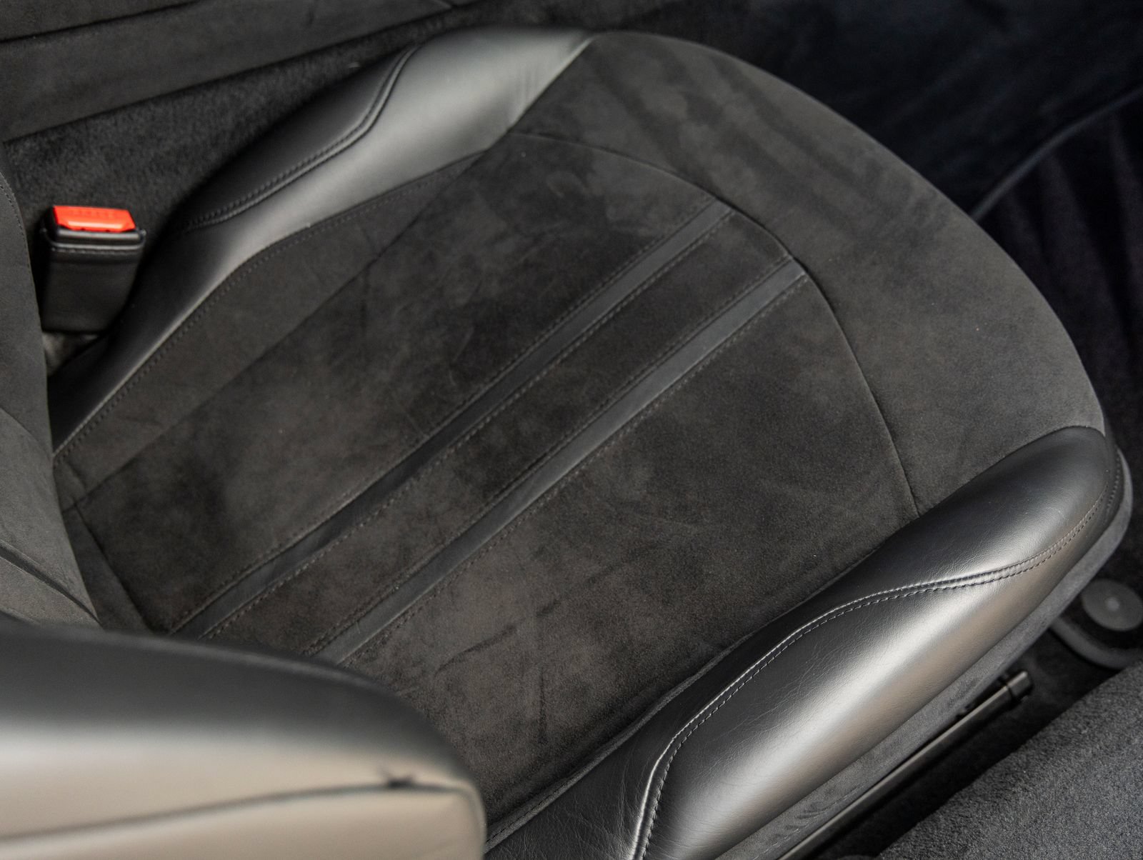 Used 2019 Aston Martin V8 Vantage Coupe RWD image 34