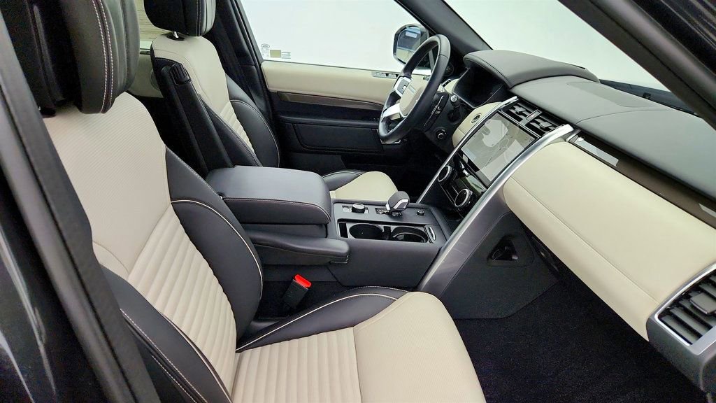 Used 2024 Land Rover Discovery Metropolitan Edition image 21