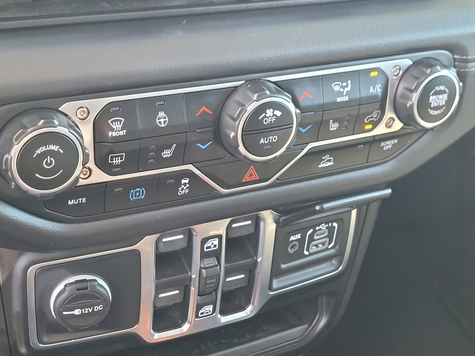 Used 2025 Jeep Wrangler Sahara 4xe image 19