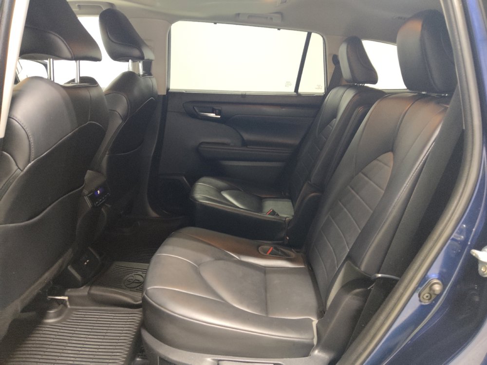 Used 2021 Toyota Highlander XLE AWD/4WD image 18