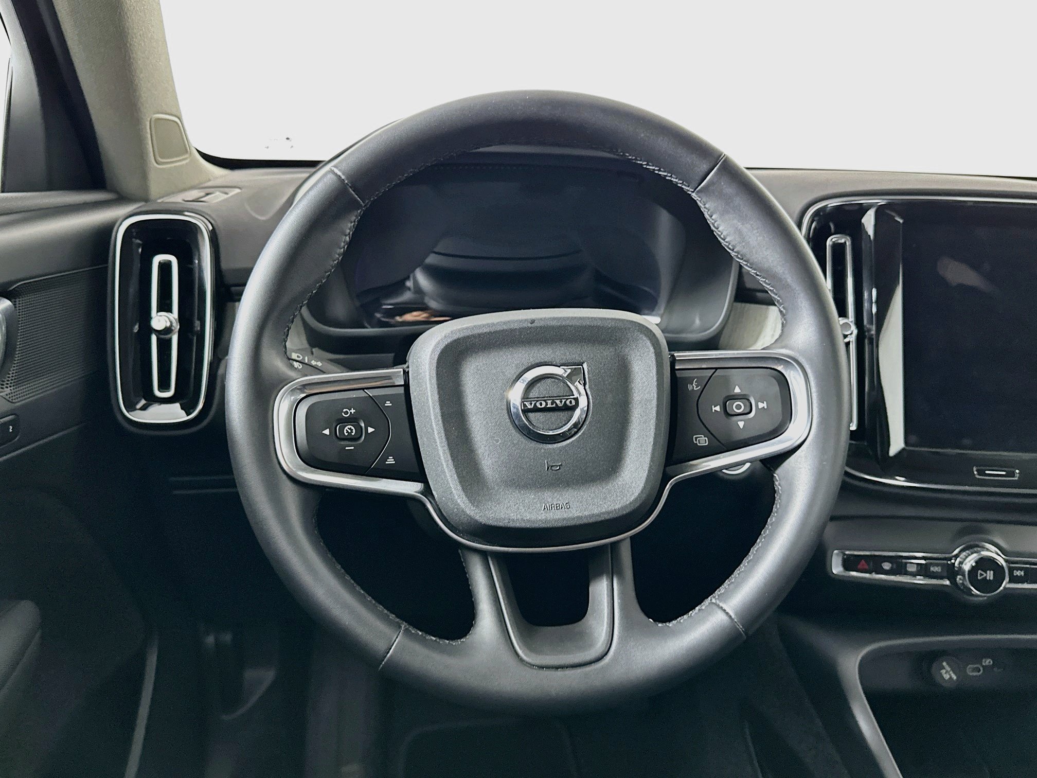 Used 2025 Volvo XC40 B5 Plus AWD/4WD image 18