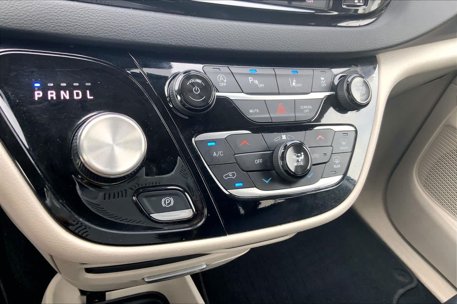 Used 2024 Chrysler Pacifica Touring-L FWD image 32