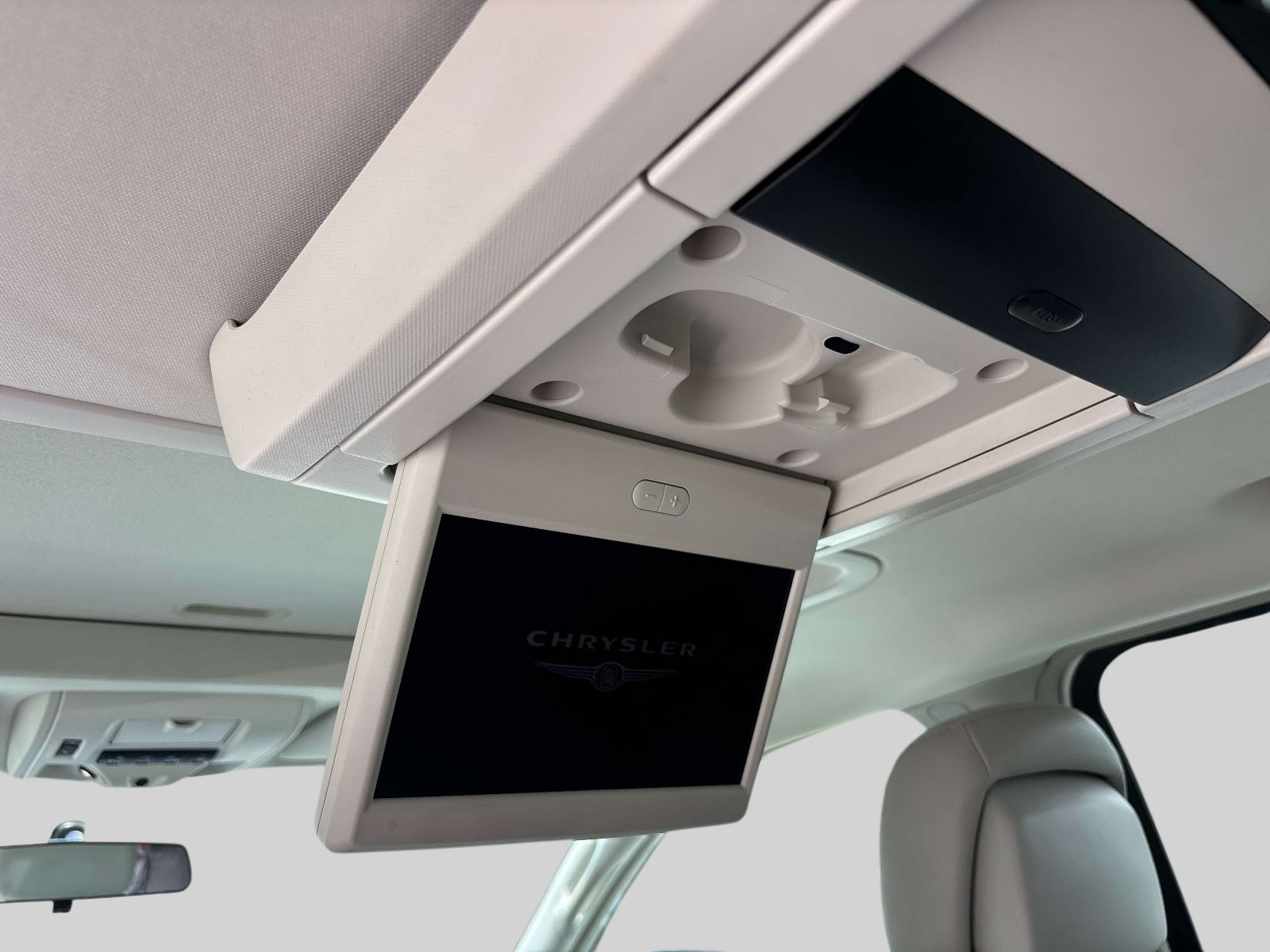 Used 2010 Chrysler Town & Country Touring Plus FWD image 11