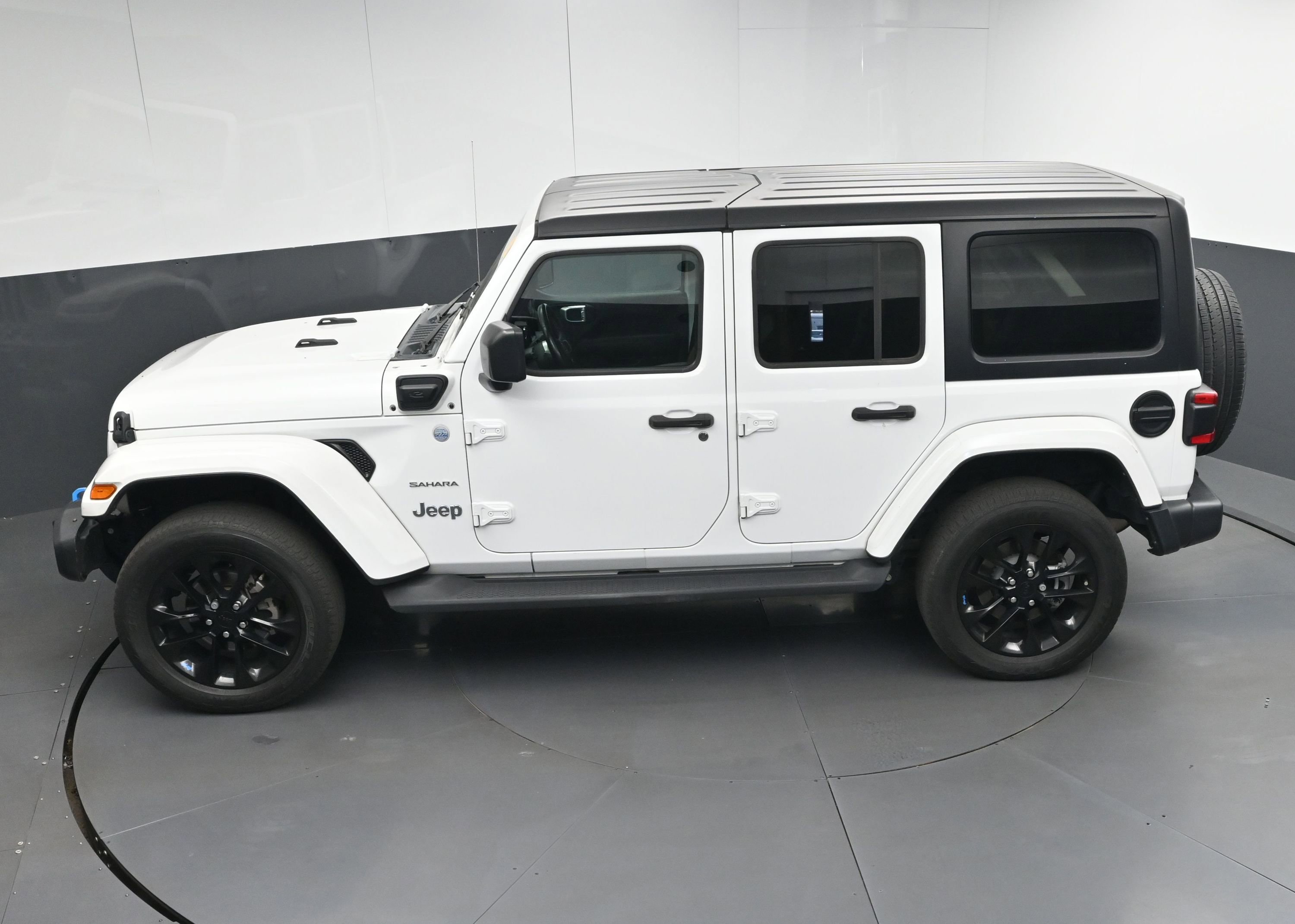 Used 2022 Jeep Wrangler Unlimited Sahara w/ Cold Weather Group image 37