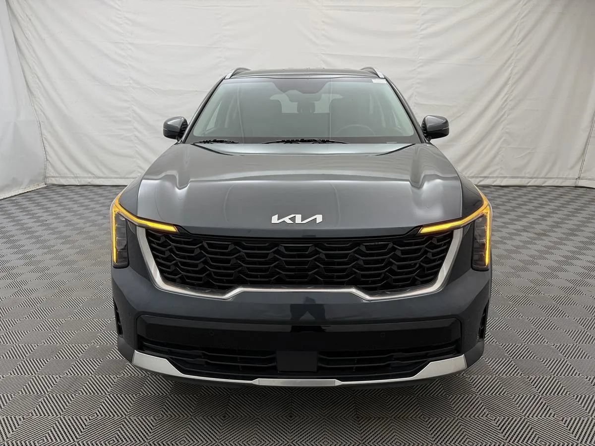 Used 2024 Kia Sorento S FWD image 3