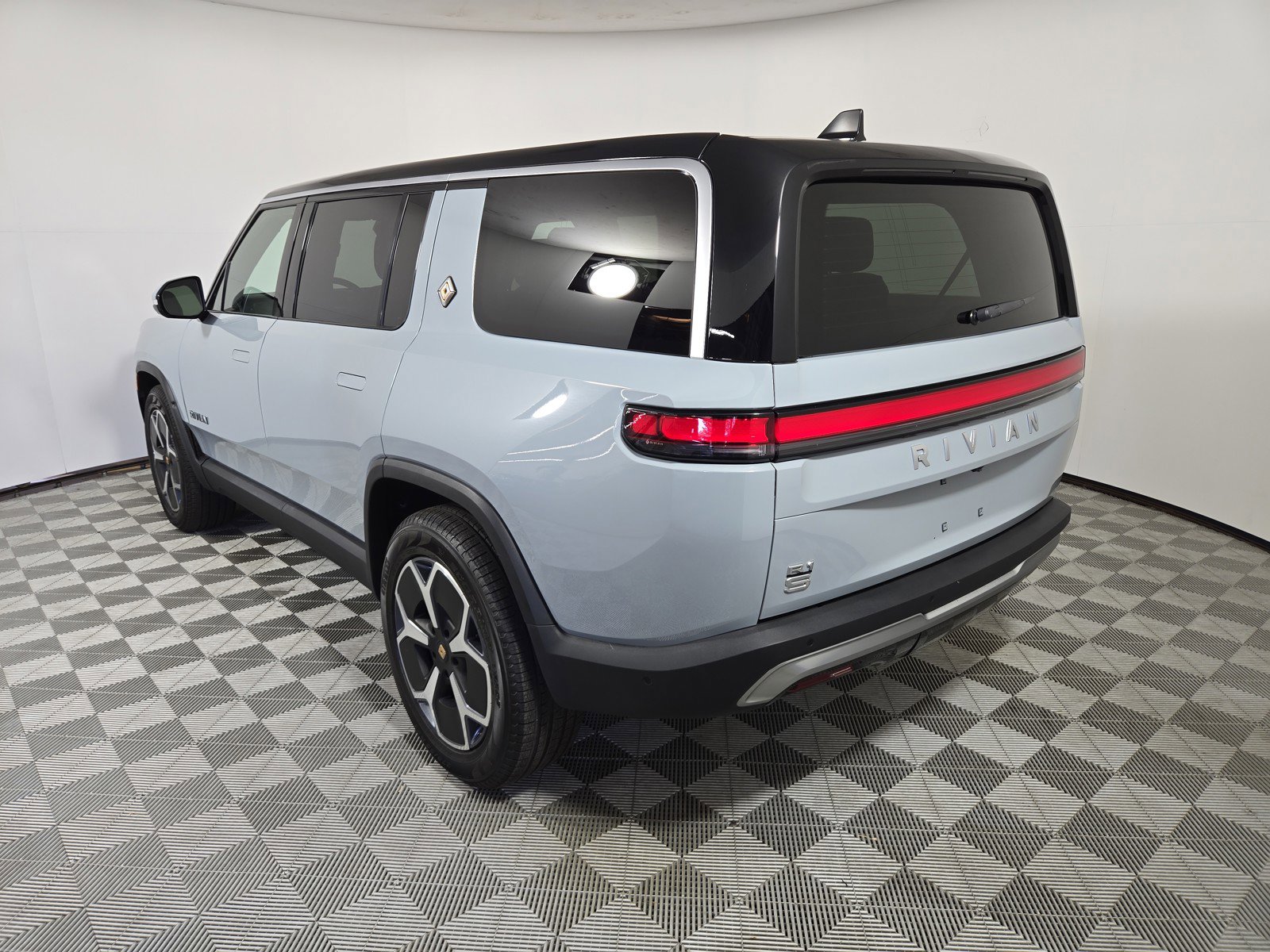 Used 2024 Rivian R1S Adventure AWD/4WD image 3