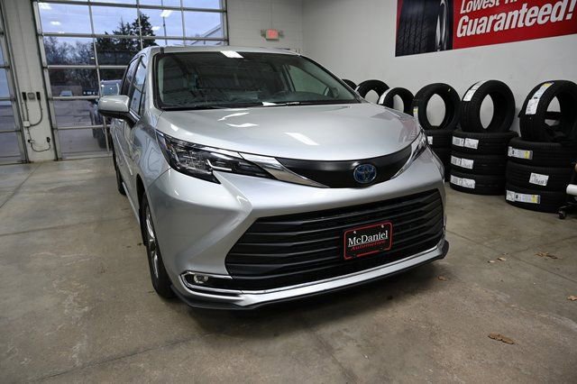 Used 2023 Toyota Sienna XLE w/ XLE Plus Package image 3