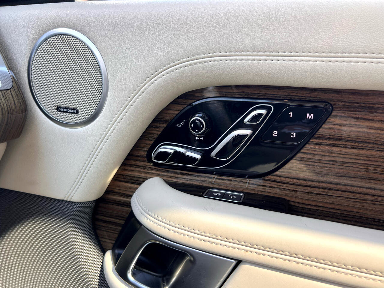 Used 2018 Land Rover Range Rover Long Wheelbase Supercharged image 38