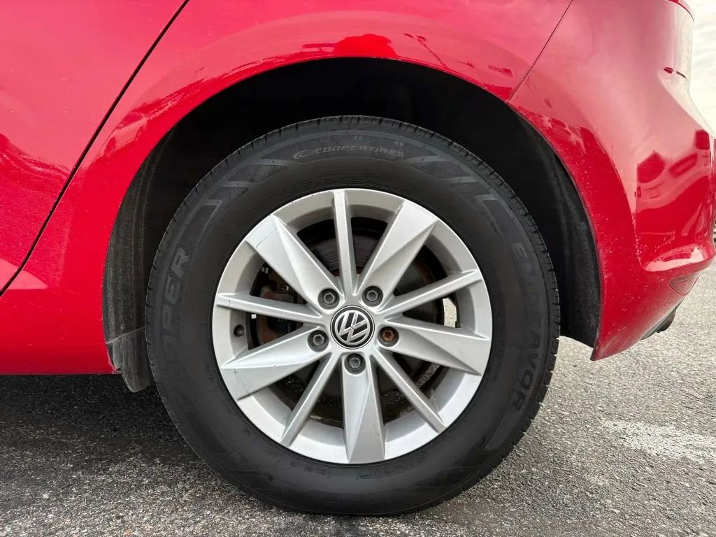 Used 2015 Volkswagen Golf S image 25