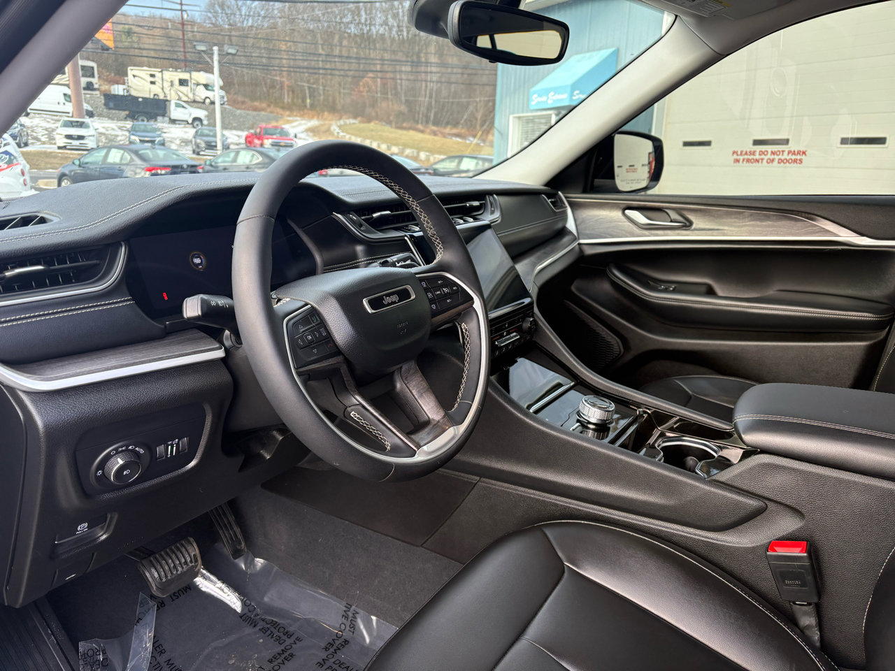 Used 2023 Jeep Grand Cherokee Limited w/ Black Appearance Package image 14