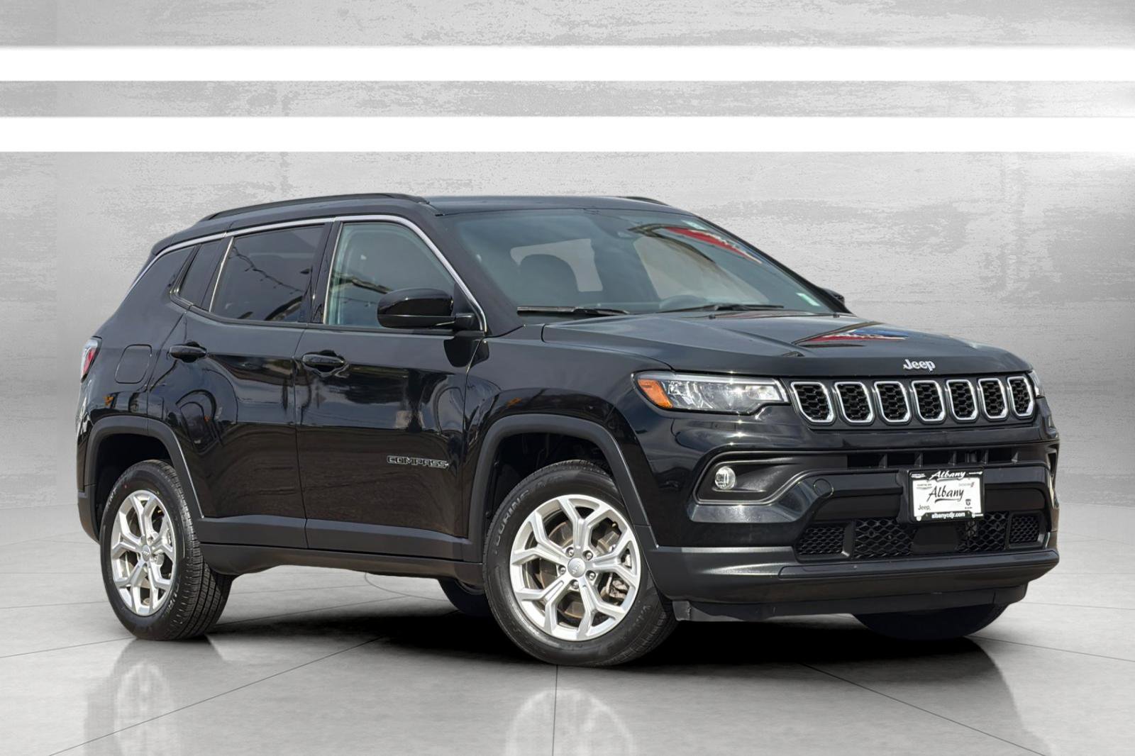 Used 2024 Jeep Compass Latitude image 2