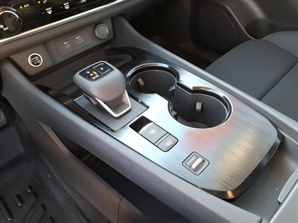 Used 2023 Nissan Rogue S image 18