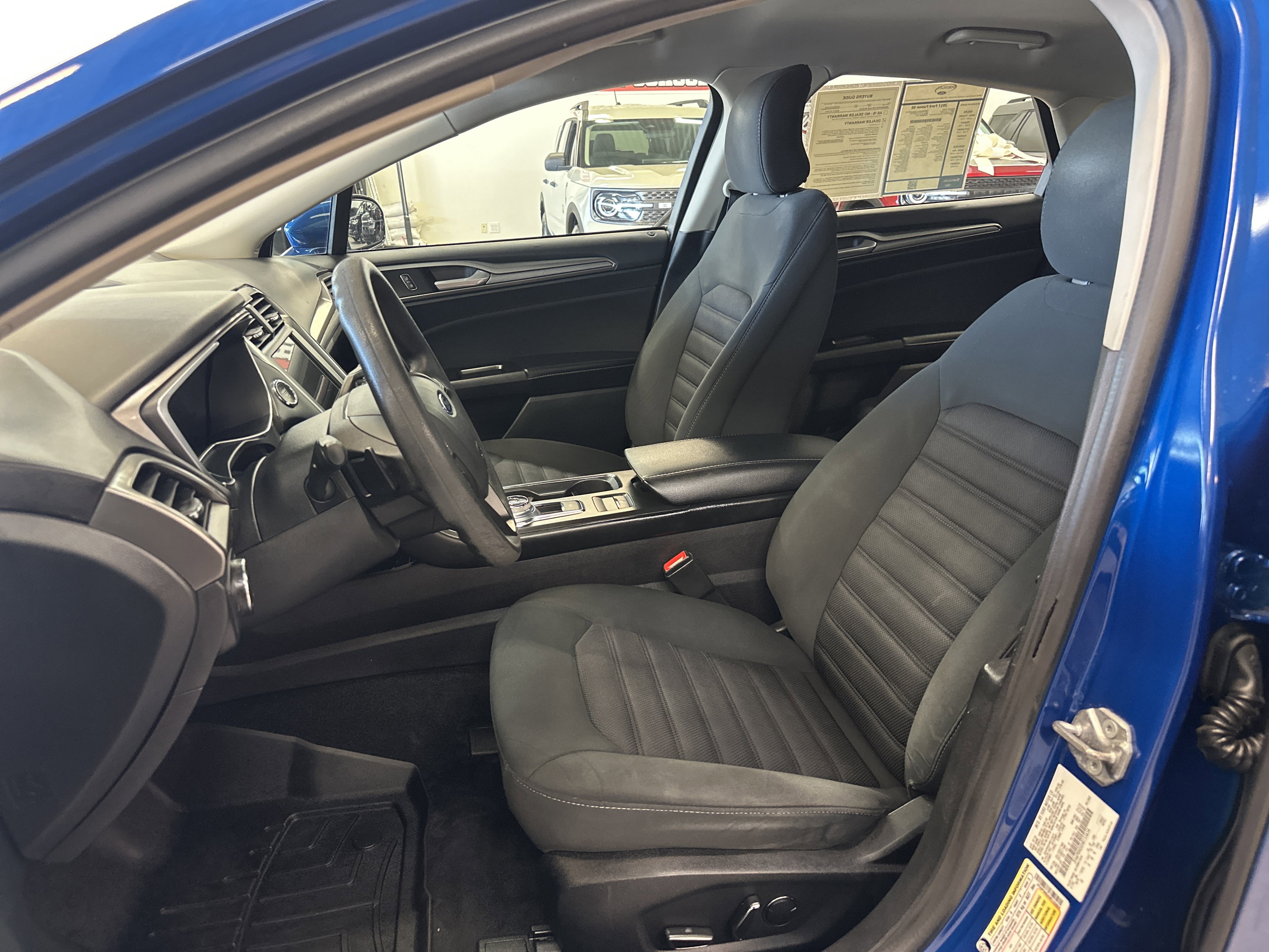 Used 2017 Ford Fusion SE w/ Fusion SE Technology Package image 4