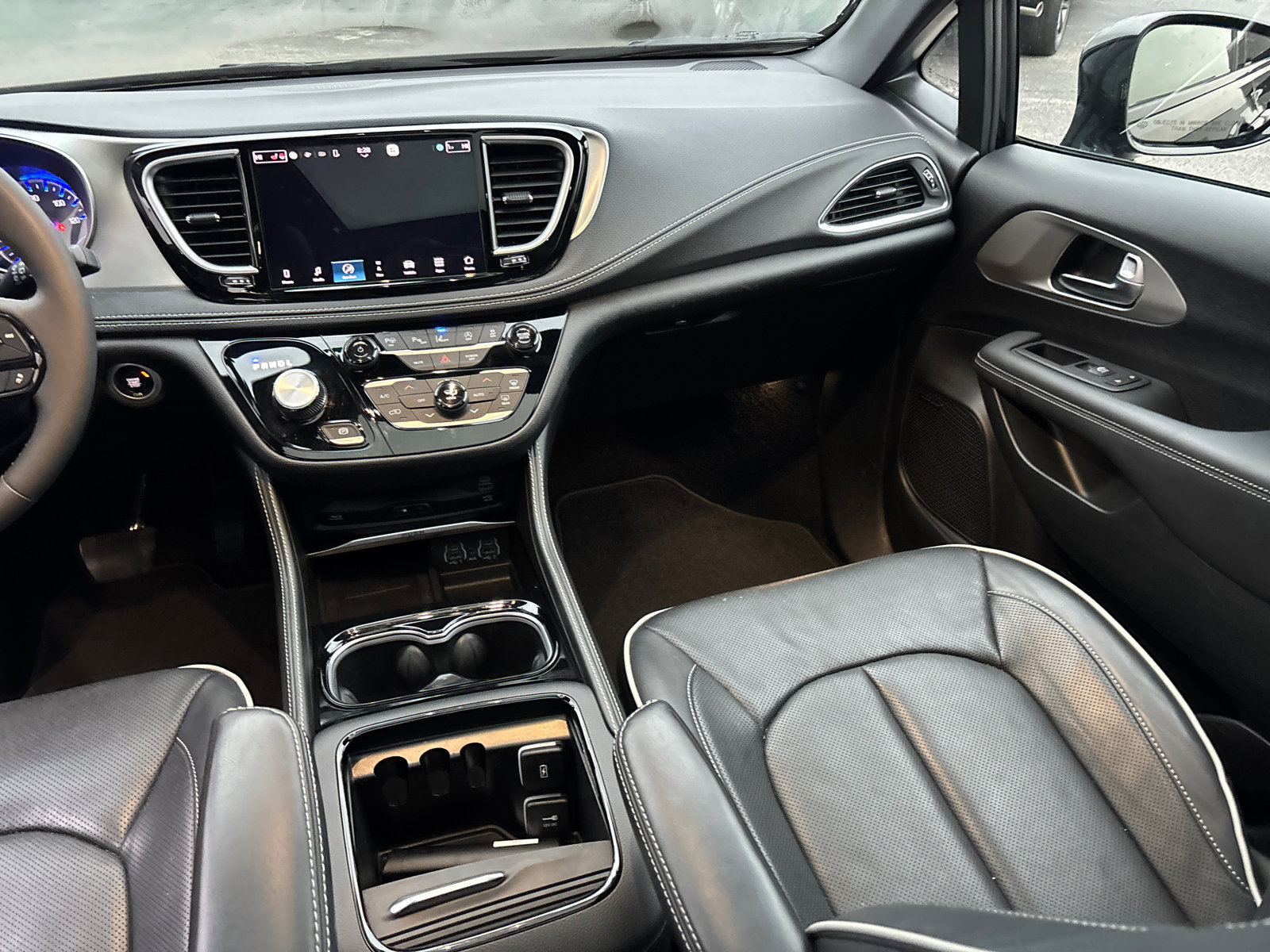 Used 2023 Chrysler Pacifica Limited w/ Uconnect Theater Family Group image 32