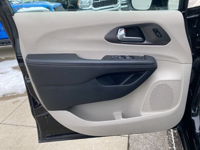 Used 2024 Chrysler Pacifica Touring-L FWD image 10