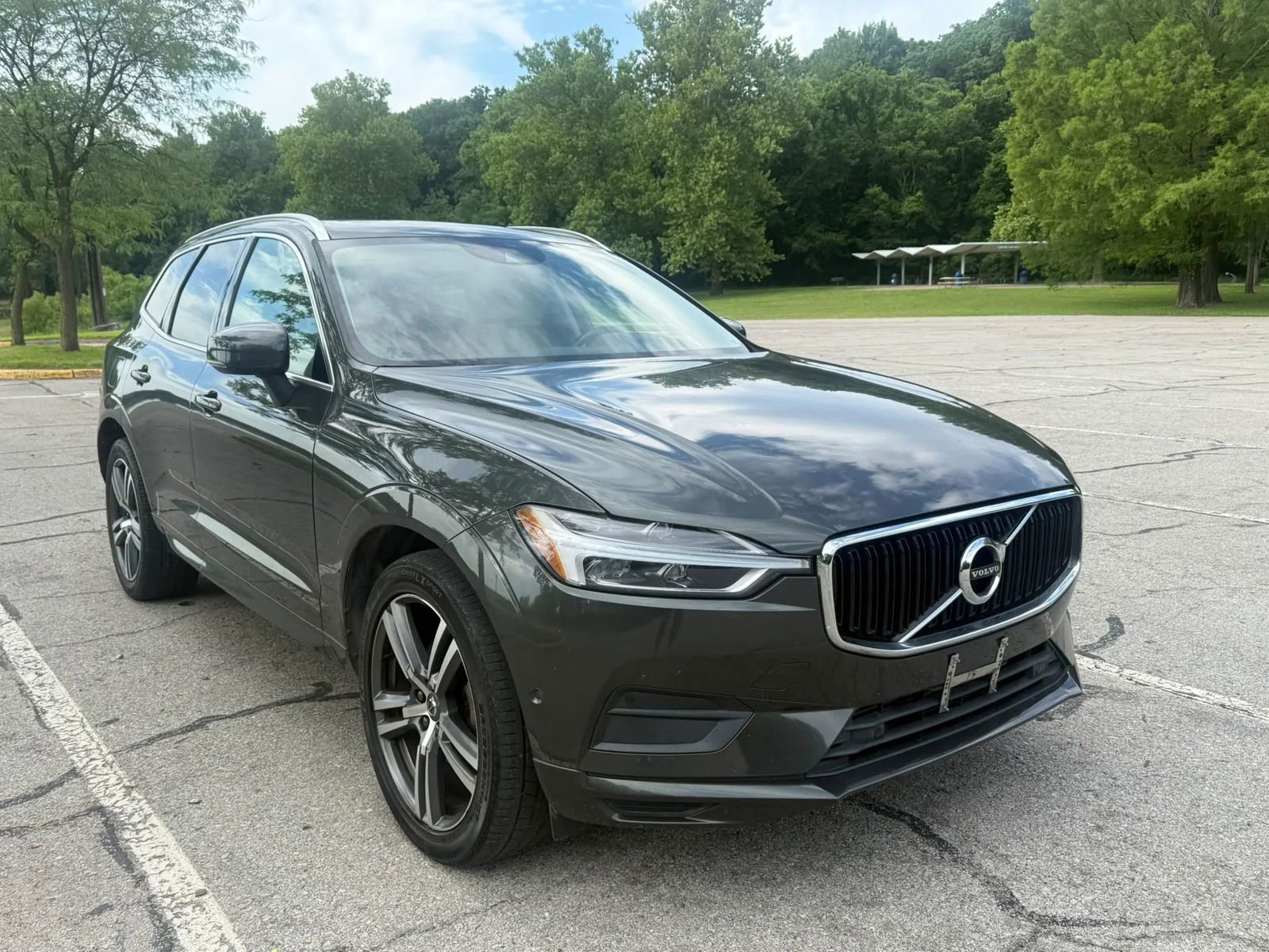 Used 2018 Volvo XC60 T5 Momentum w/ Vision Package AWD/4WD image 3