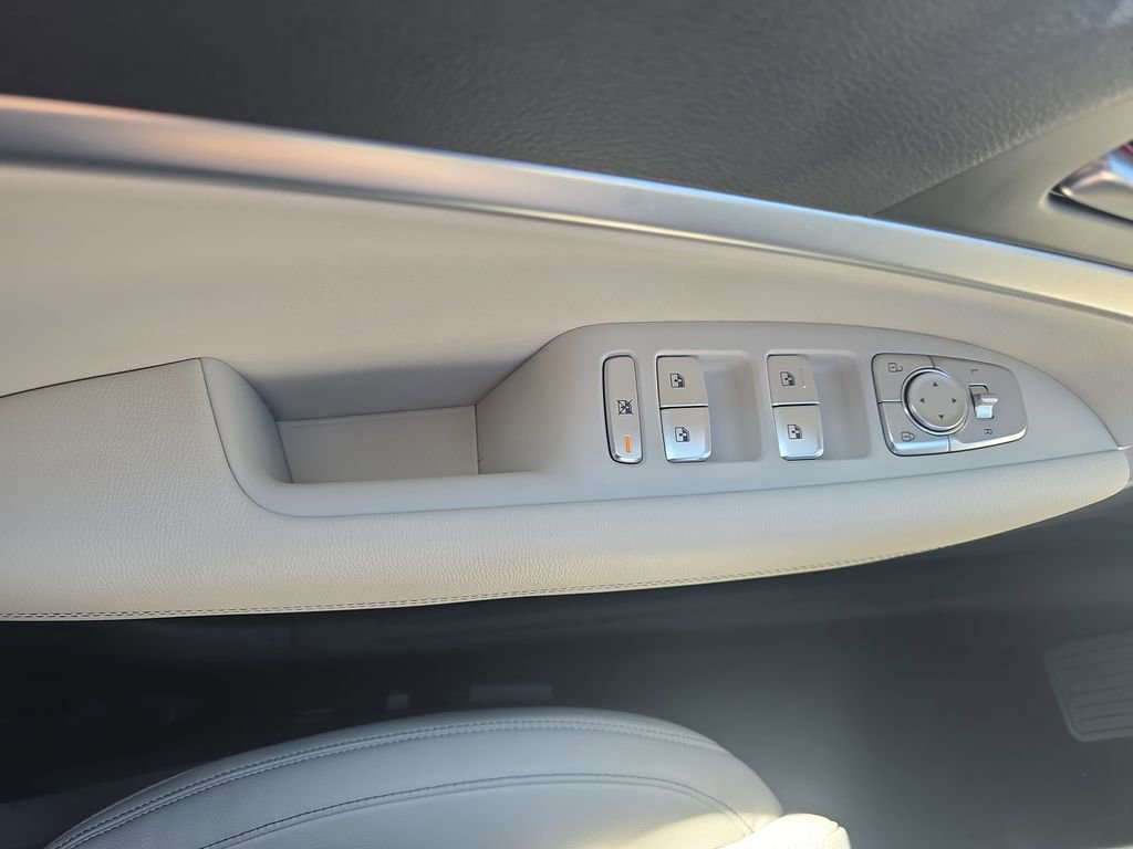 Used 2025 Genesis G70 2.5T image 28