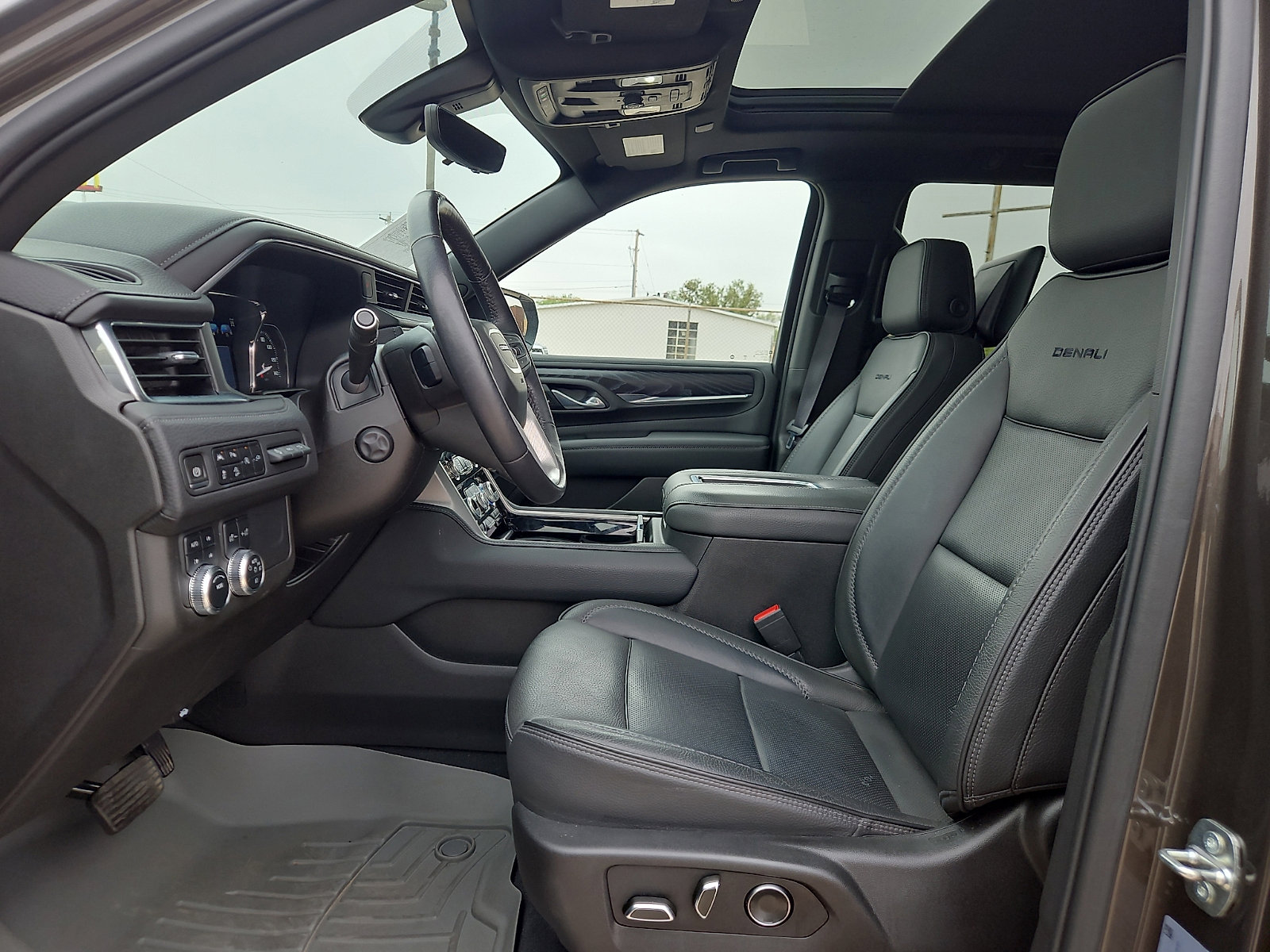 Used 2021 GMC Yukon Denali w/ Denali Premium Package AWD/4WD image 15