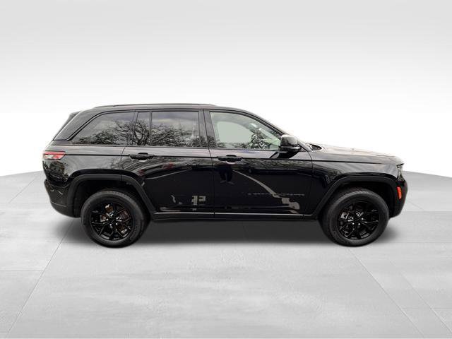 Used 2025 Jeep Grand Cherokee Altitude AWD/4WD image 10