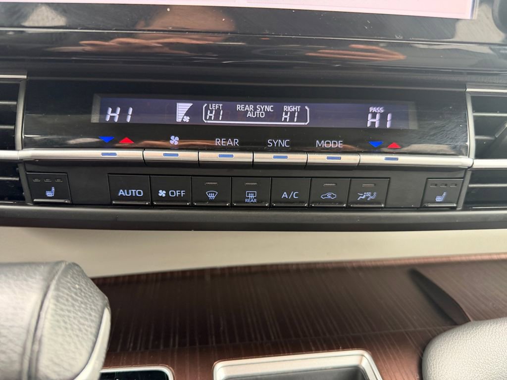 Used 2021 Toyota Sienna XLE image 18