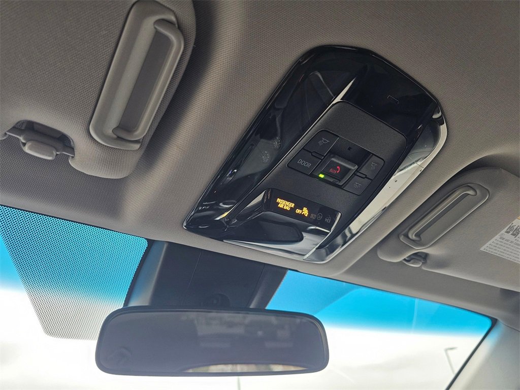 Used 2022 Toyota Venza LE image 34