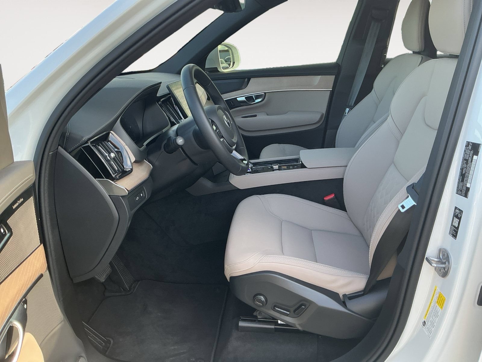 New 2026 Volvo XC90 T8 Plus AWD/4WD image 9
