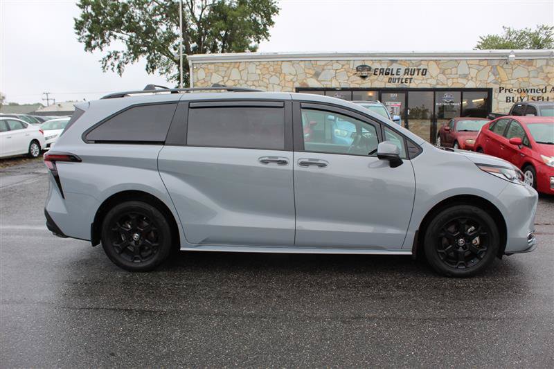 Used 2025 Toyota Sienna XLE Woodland Edition AWD/4WD image 8