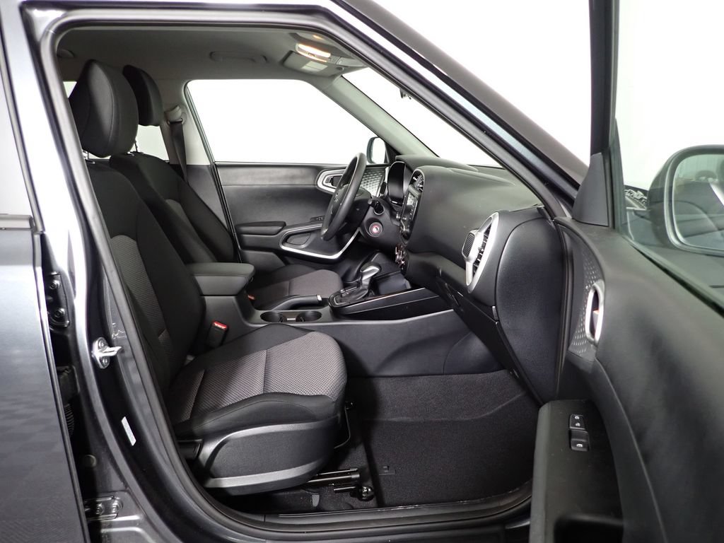 Used 2025 Kia Soul LX w/ LX Technology Package FWD image 29