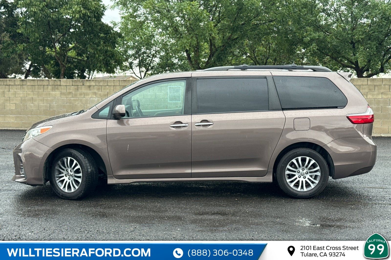Used 2020 Toyota Sienna XLE w/ XLE Navigation Package FWD image 8
