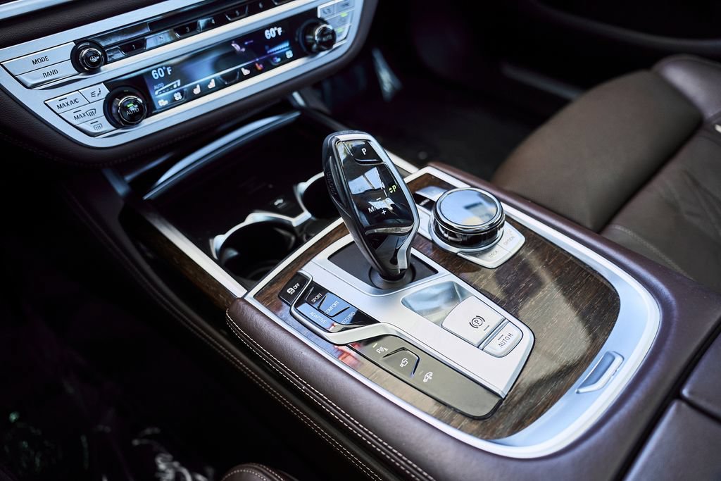 Used 2020 BMW 750i xDrive w/ Executive Package AWD/4WD image 3