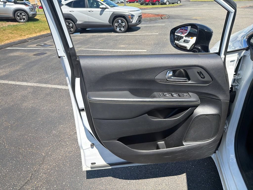 Used 2025 Chrysler Pacifica Select FWD image 11