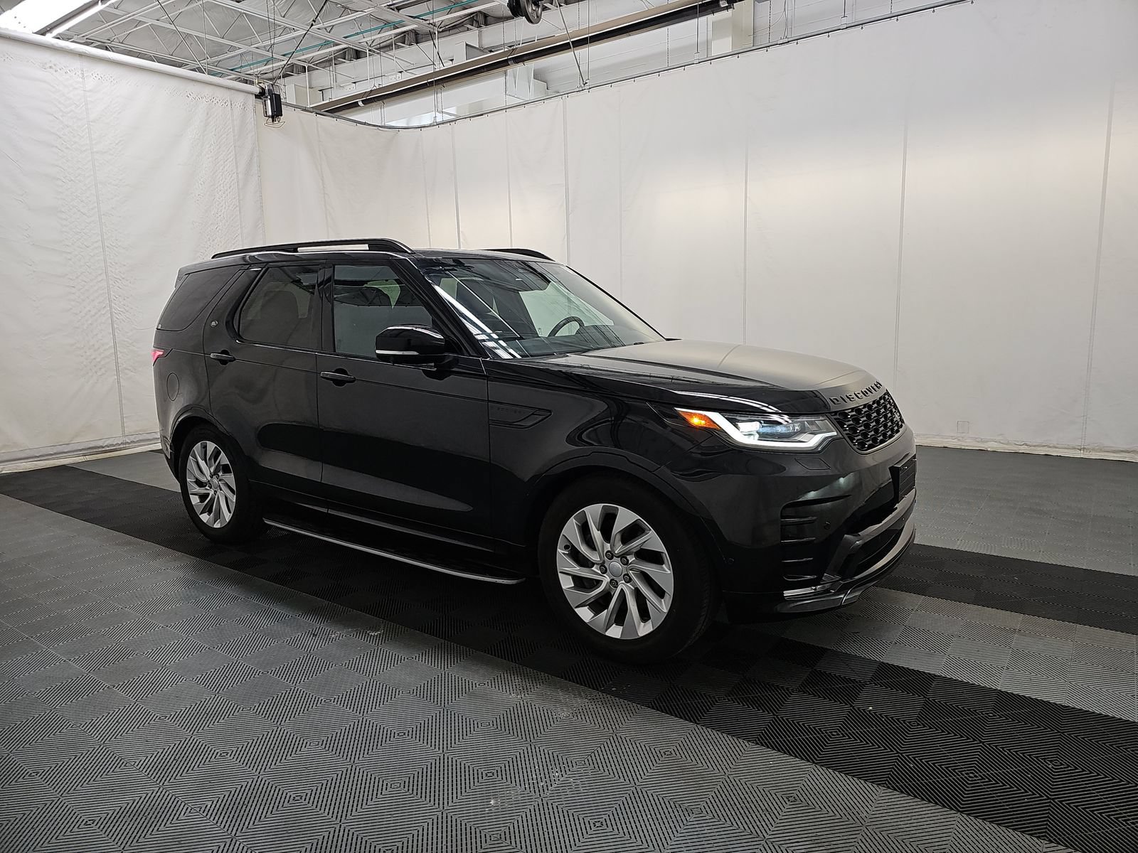 Used 2023 Land Rover Discovery S R-Dynamic AWD/4WD image 4