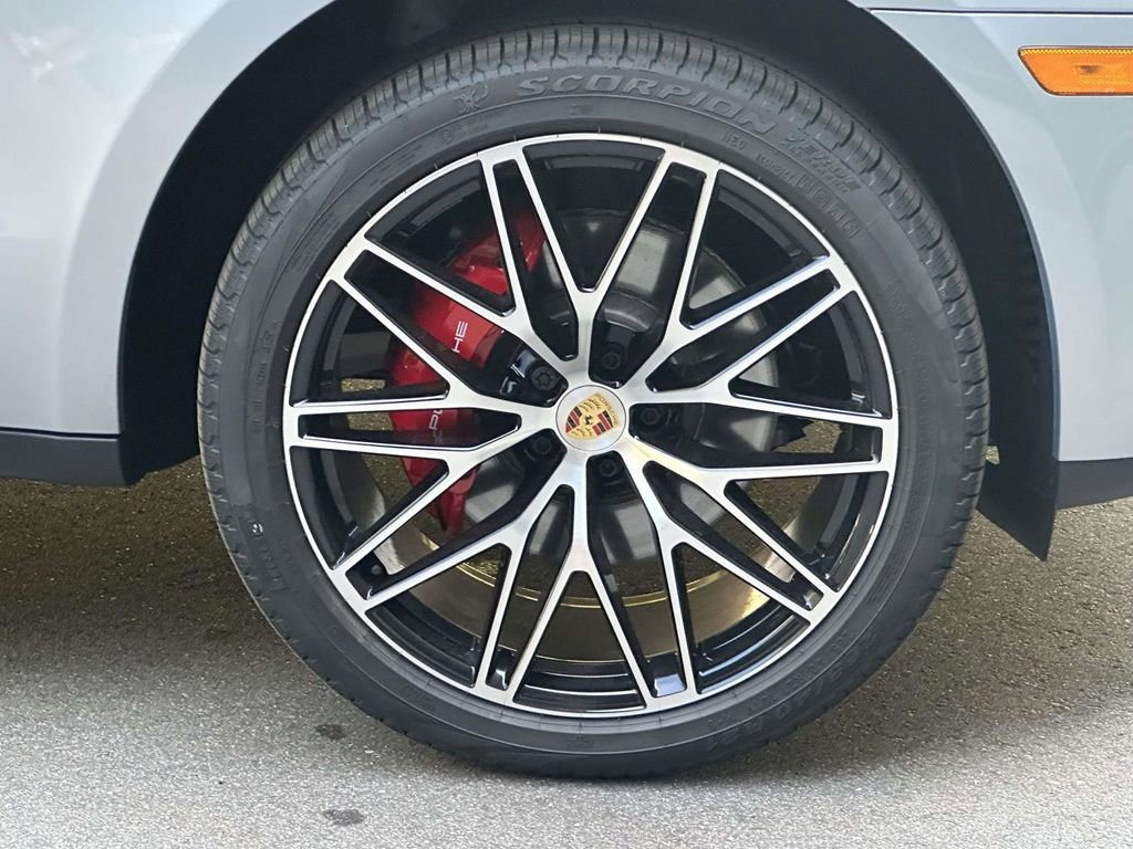 Certified 2025 Porsche Macan S AWD/4WD image 10