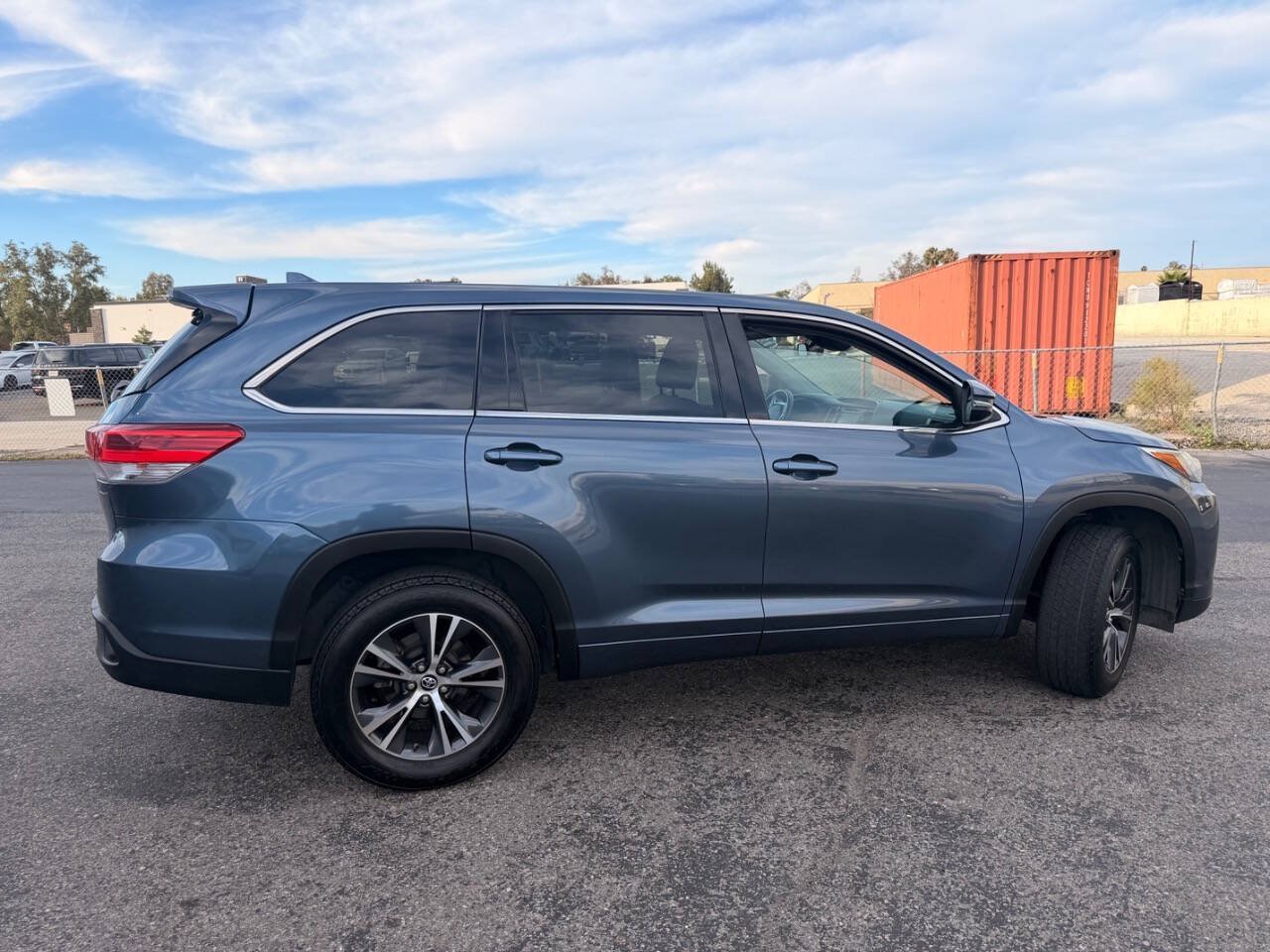 Used 2017 Toyota Highlander Plus w/ Carpet Mat Package FWD image 7