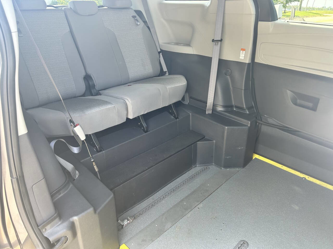 Used 2022 Toyota Sienna LE image 7