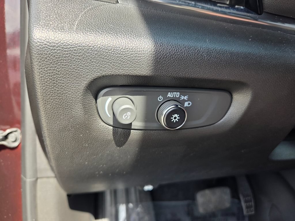 Used 2023 Chevrolet Traverse LT FWD image 24
