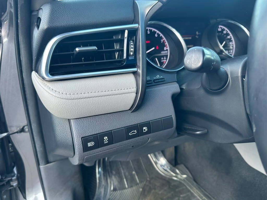 Used 2018 Toyota Camry XLE FWD image 18
