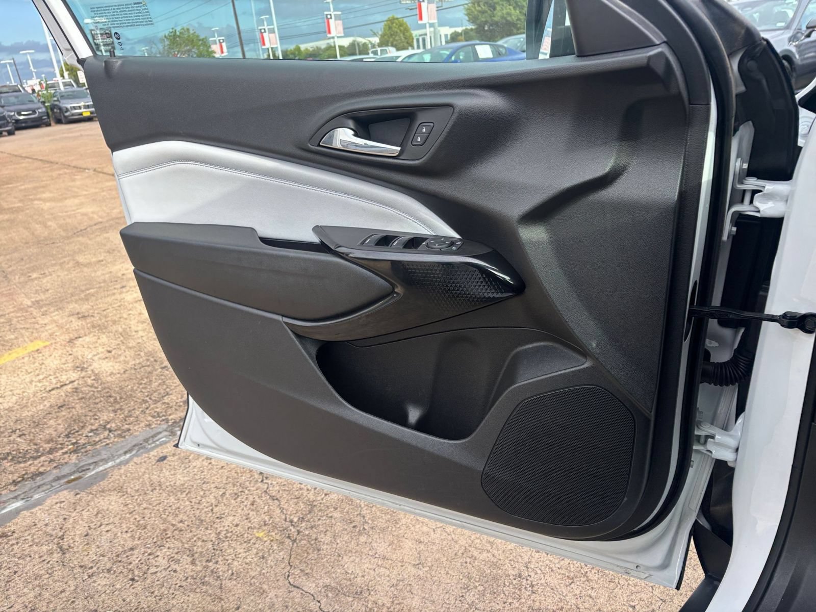 Used 2025 Chevrolet Trax LT FWD image 15