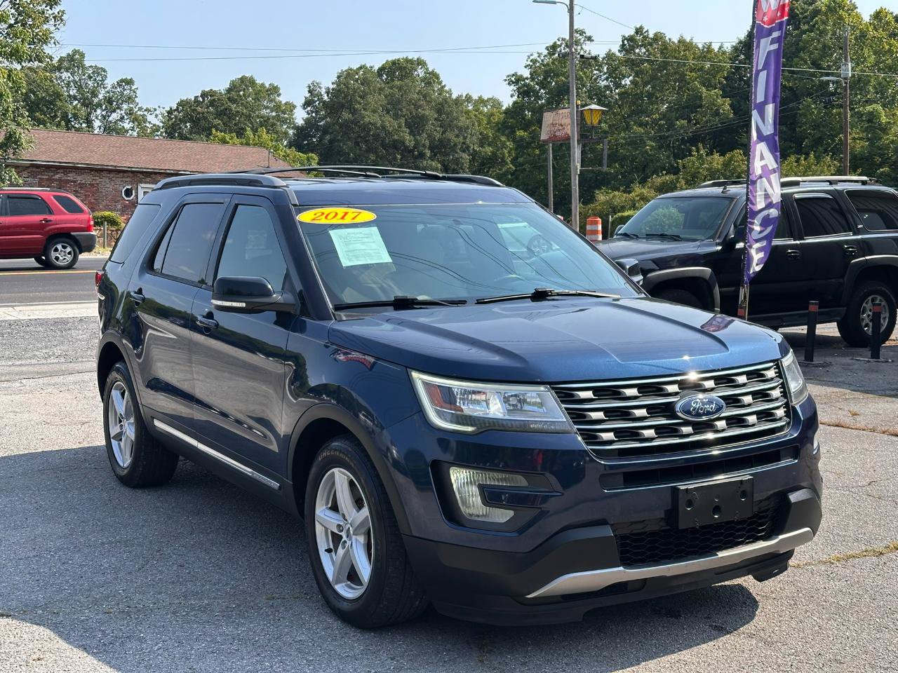 Used 2017 Ford Explorer XLT FWD image 3