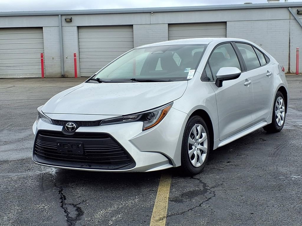 Used 2025 Toyota Corolla LE image 2