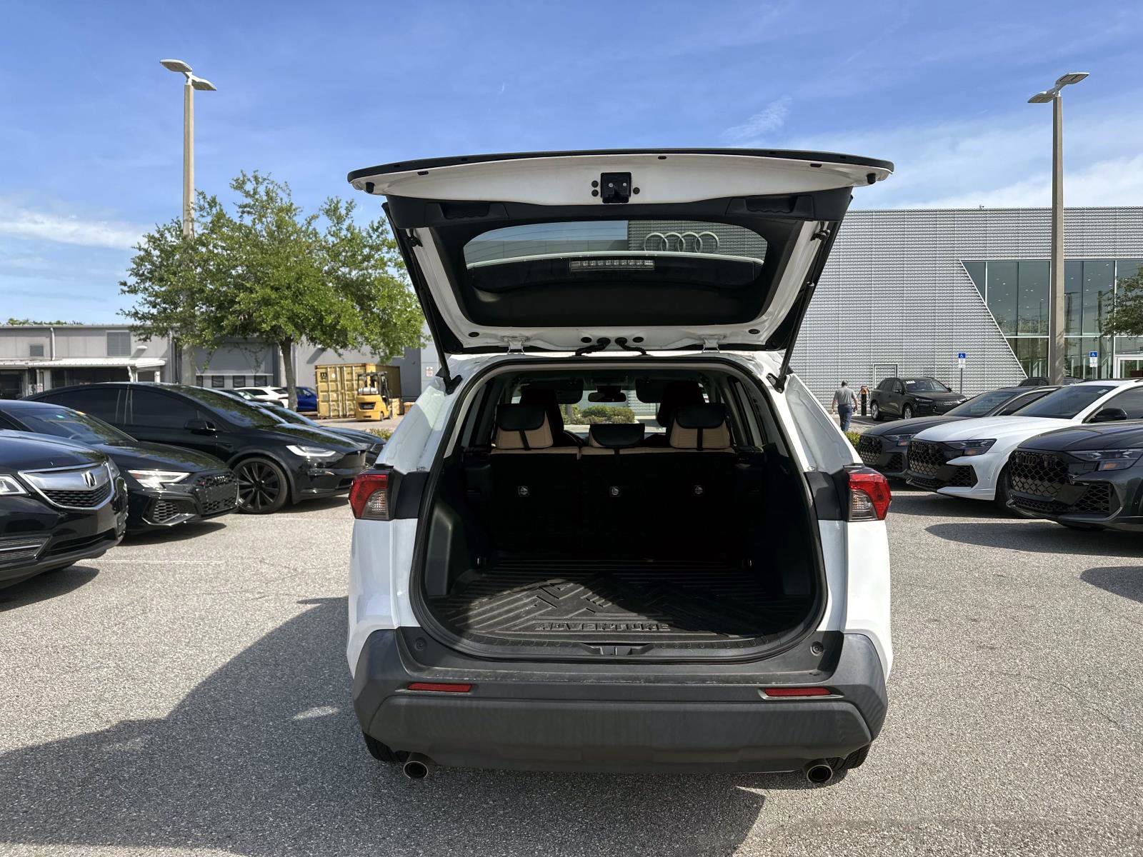 Used 2021 Toyota RAV4 LE image 10