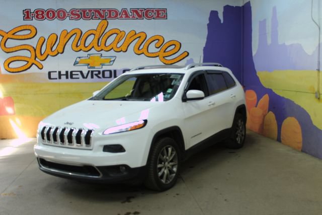 Used 2017 Jeep Cherokee Limited w/ Luxury Group AWD/4WD image 2