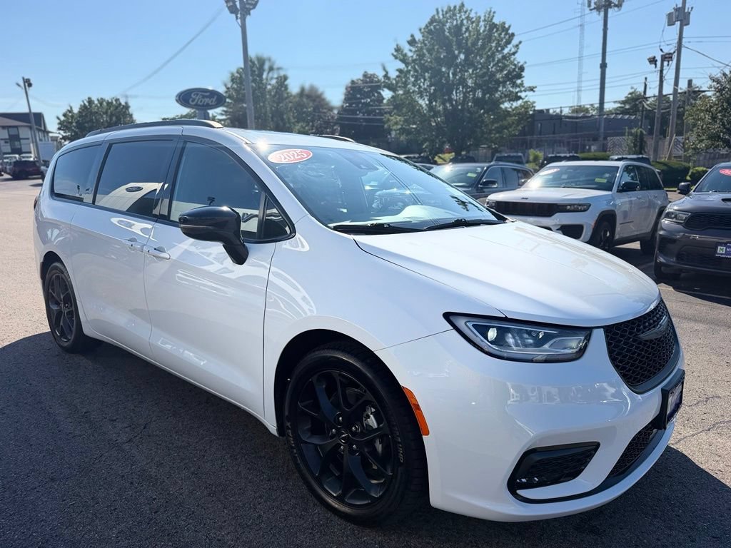 Used 2025 Chrysler Pacifica Limited FWD image 10