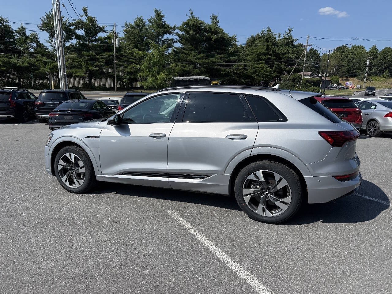Used 2021 Audi e-tron Premium w/ Convenience Plus Package AWD/4WD image 7