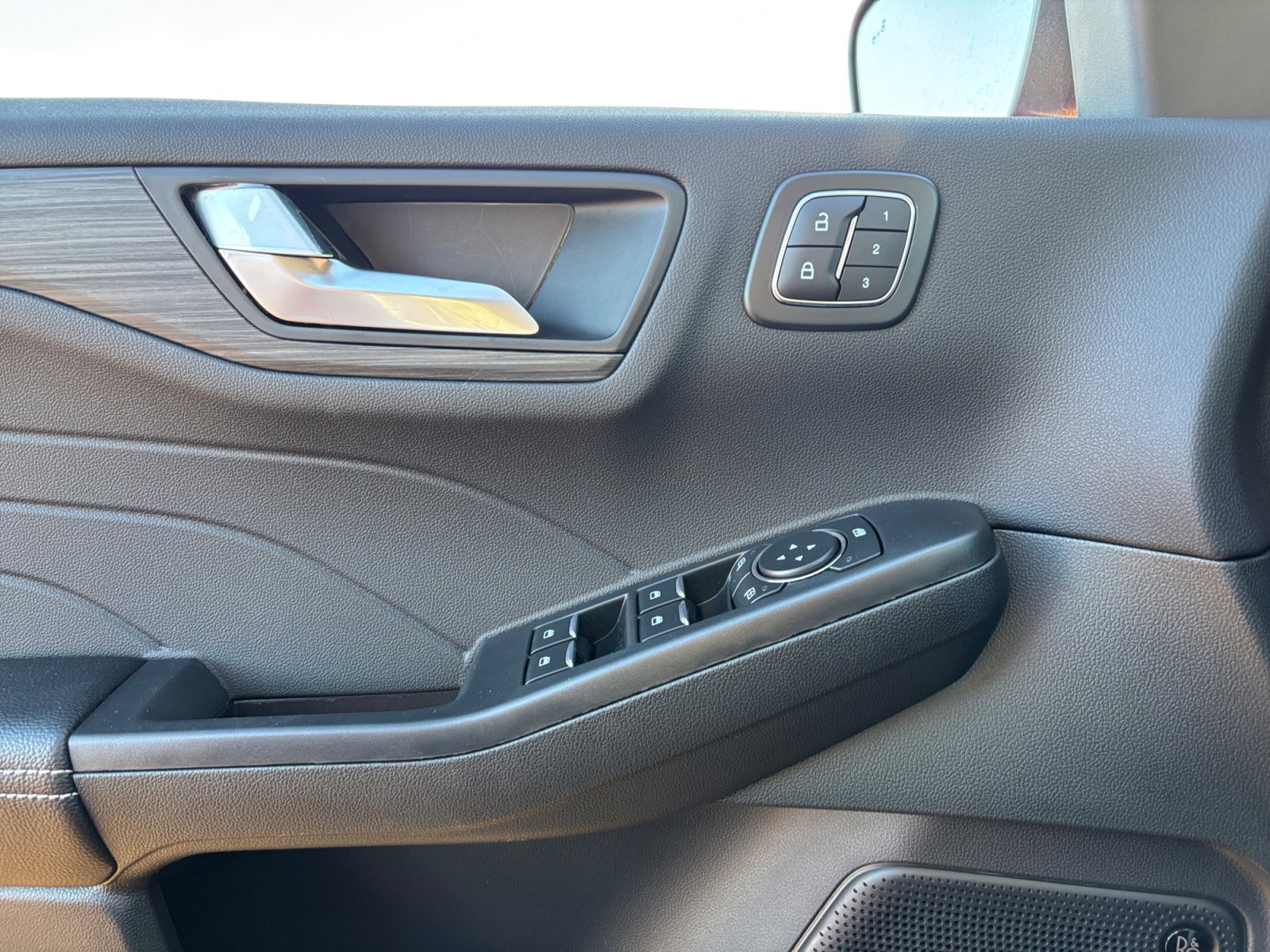 New 2026 Ford Escape SE w/ PHEV Premium Package FWD image 16