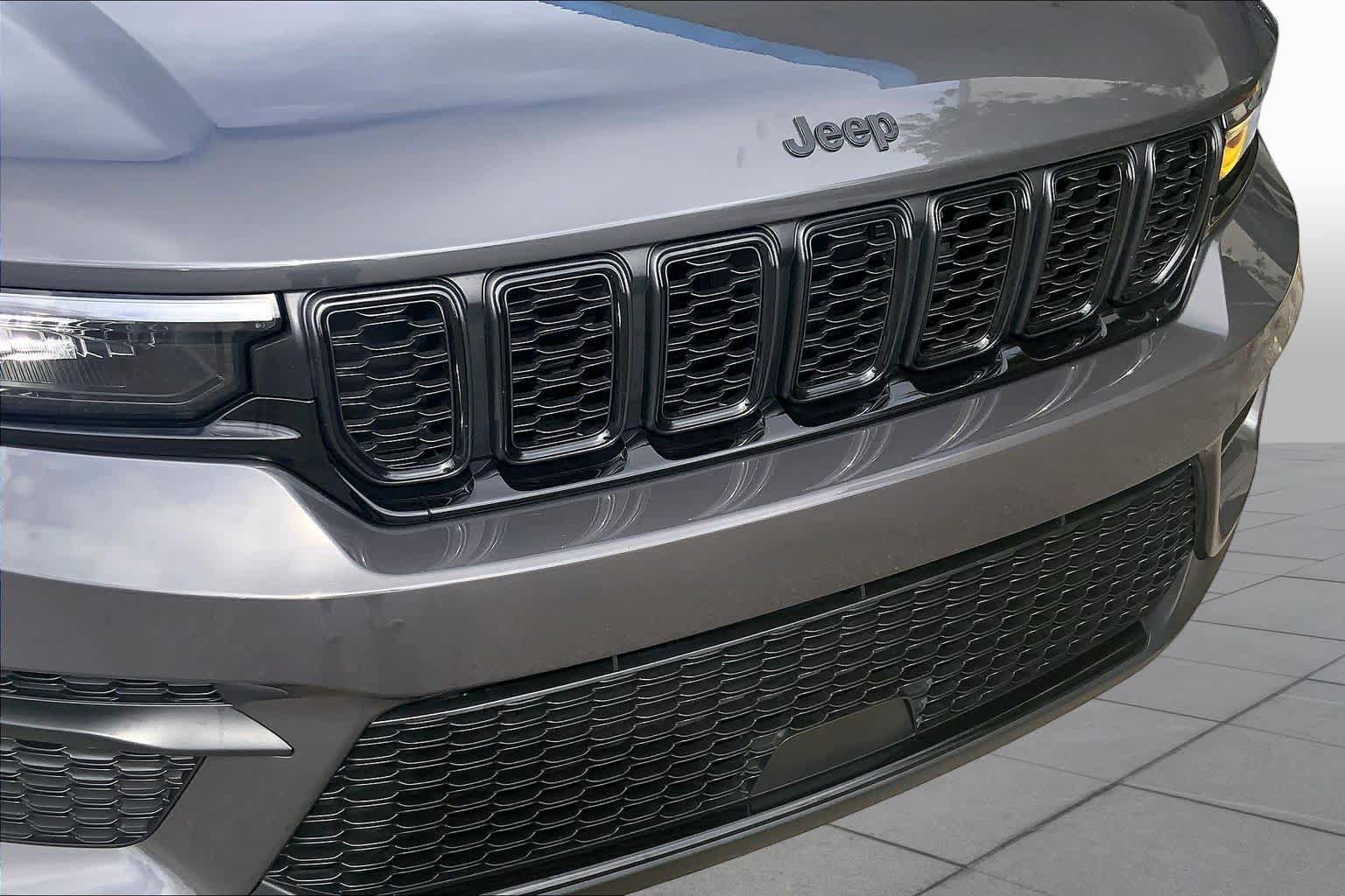 Used 2025 Jeep Grand Cherokee Altitude AWD/4WD image 47